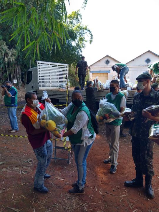 Foto 9 de 14 — AGORA: Distribuição de alimentos começa na Ceagesp para reduzir filas